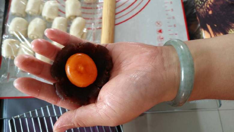 蛋黄酥,再将蛋黄包入豆沙中,揉圆