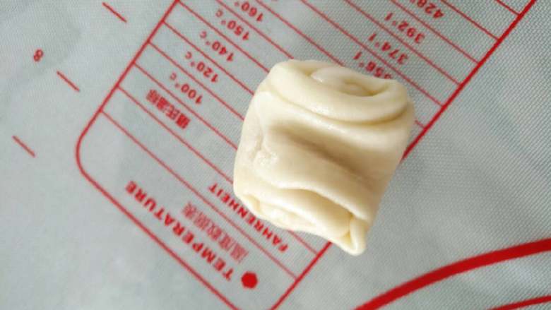 蛋黄酥,然后在卷好的酥皮中间压条线,对折