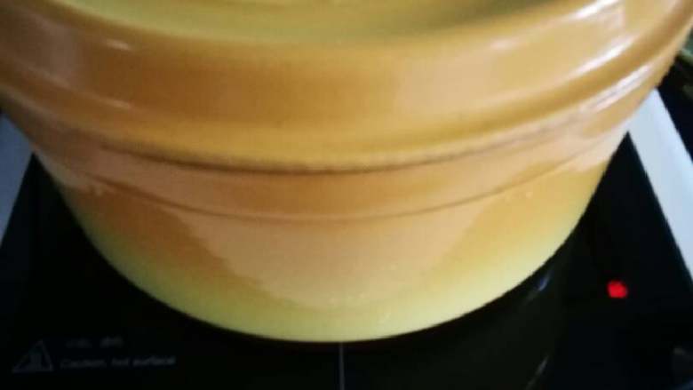 猪蹄黄豆汤,我用米技炉烧的,开9档烧开,用煤气的话一样,大火烧开。
