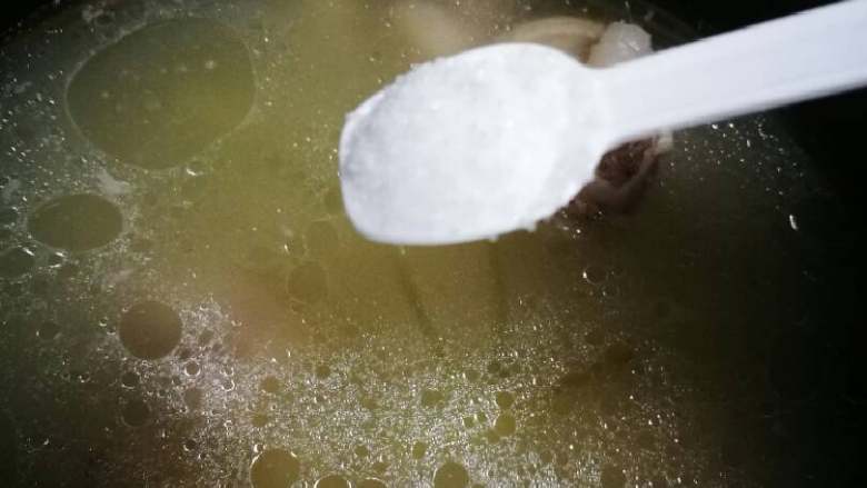 猪蹄黄豆汤,大约炖了两三小时猪蹄汤已浓稠,猪蹄已炖酥时,加适量盐。