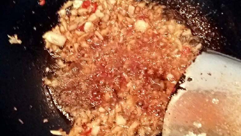 四季豆鲜肉大包子,蒜末切碎,锅烧热加入猪油蒜末倒入爆香。