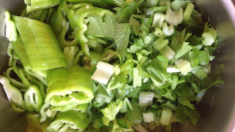 芹菜炒香干,<a style='color:red;display:inline-block;' href='/shicai/ 125'>芹菜</a>切长丁，<a style='color:red;display:inline-block;' href='/shicai/ 8778'>尖椒</a>切成丝