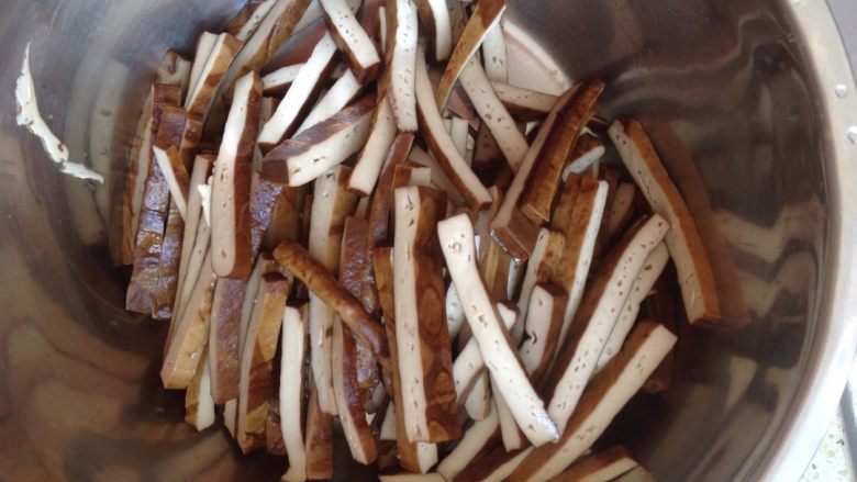 芹菜炒香干,<a style='color:red;display:inline-block;' href='/shicai/ 473'>香干</a>切条