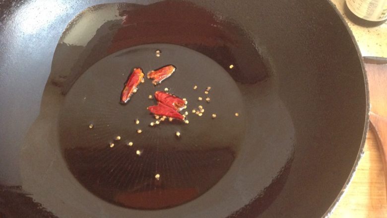 芹菜炒香干,放入适量食用油，煸好花椒后捞出，煸香红辣椒