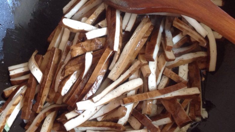 芹菜炒香干,放入葱姜蒜煸香后放入香干，炒会香干，油炒过后的香干更有韧性