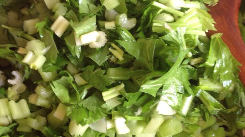 芹菜炒香干,放入切好的芹菜和青椒，记住青椒和芹菜不要炒熟，脆脆的更好吃