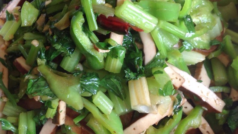 芹菜炒香干,最后再放适量的<a style='color:red;display:inline-block;' href='/shicai/ 788'>生抽</a>和盐，这根据自己的口味加入，翻炒几下就可以出锅了