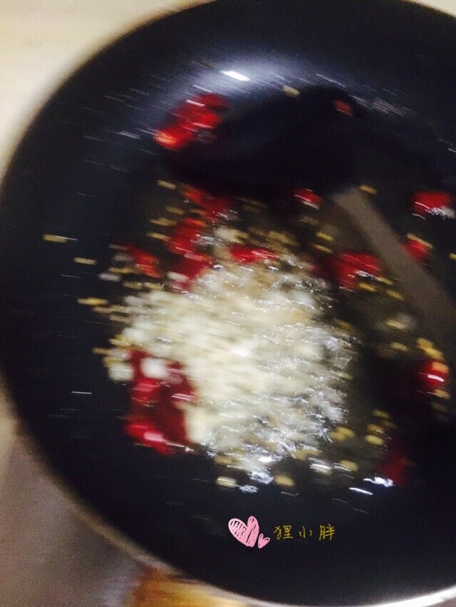 雪菜肉丝,蒜切沫,锅内入油,下入<a style='color:red;display:inline-block;' href='/shicai/ 86464'>干红辣椒</a>和蒜末爆香
