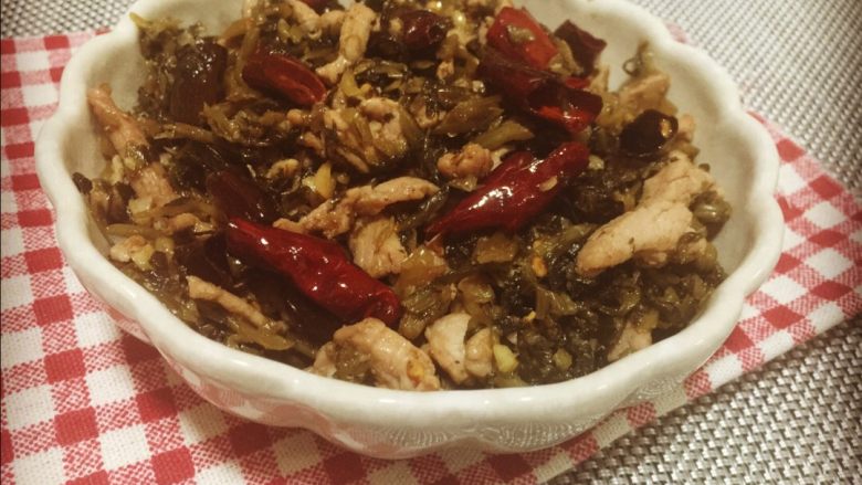 雪菜肉丝,不用加其他任何调料翻炒均匀出锅即可,雪菜本来就含盐,肉丝也已经提前腌制过