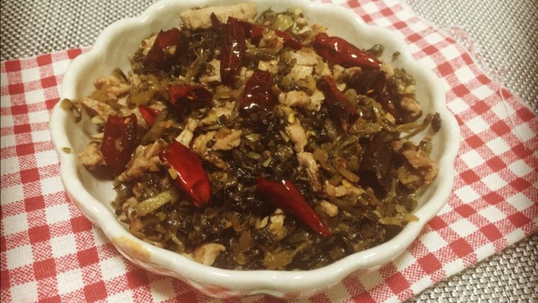 雪菜肉丝,味道鲜美,肉丝滑嫩,拌饭拌面都好吃。