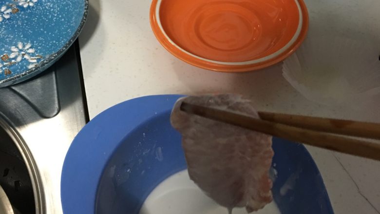 东北锅包肉,油开后 第一遍开始炸