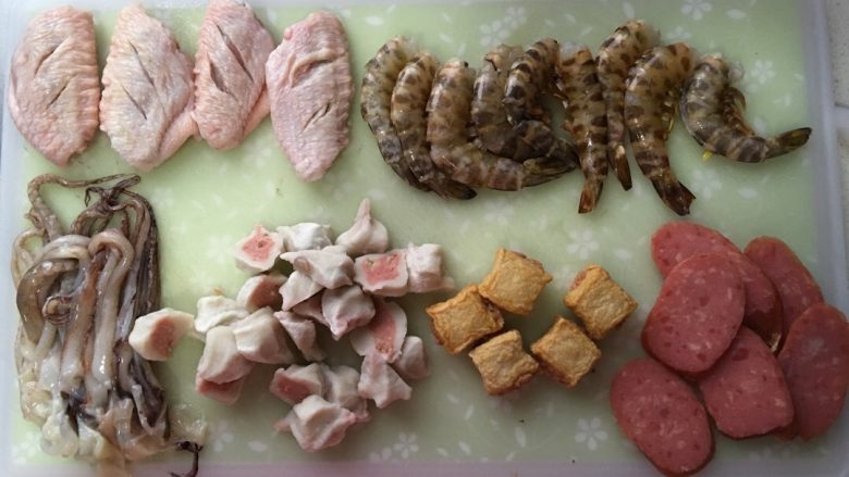 麻辣香锅,如图处理好食材，其中虾要开背去虾线
