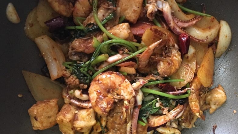 麻辣香锅,炒至所有材料断生