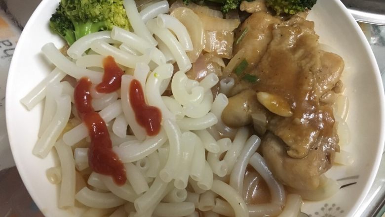 黑椒鸡扒,煮好通心粉捞出,关注V号,life--and-you(美食与你的故事),放点番茄酱,然后再跟碗底的汁一起搅拌。超美味。