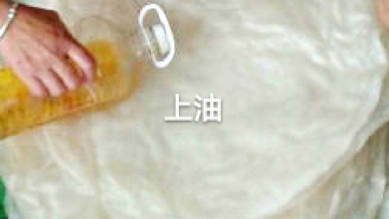 索粉面(家乡美食)+#挑战鸡蛋的100种做法#
,晒干的米粉麦衣均匀地涂上油