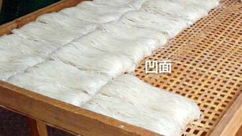 索粉面(家乡美食)+#挑战鸡蛋的100种做法#
,把切好的索粉面凹成一束束的,晒的时候可以干的快一点。