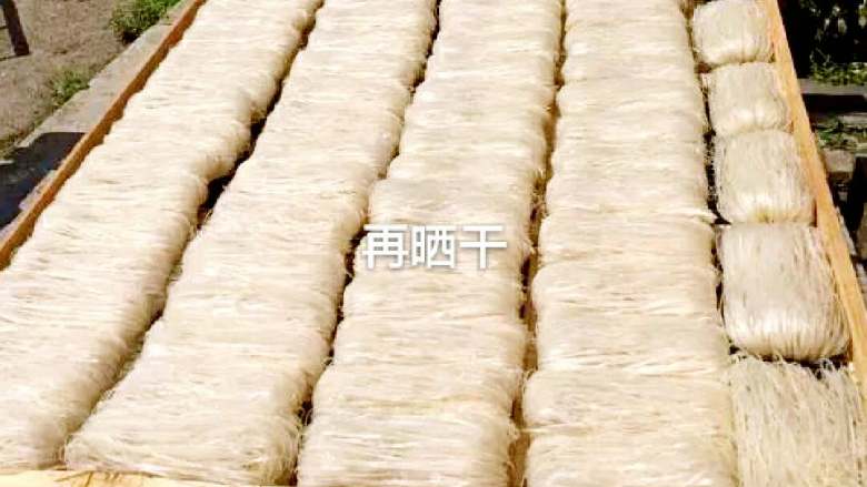 索粉面(家乡美食)+#挑战鸡蛋的100种做法#
,把凹的面继续晒干