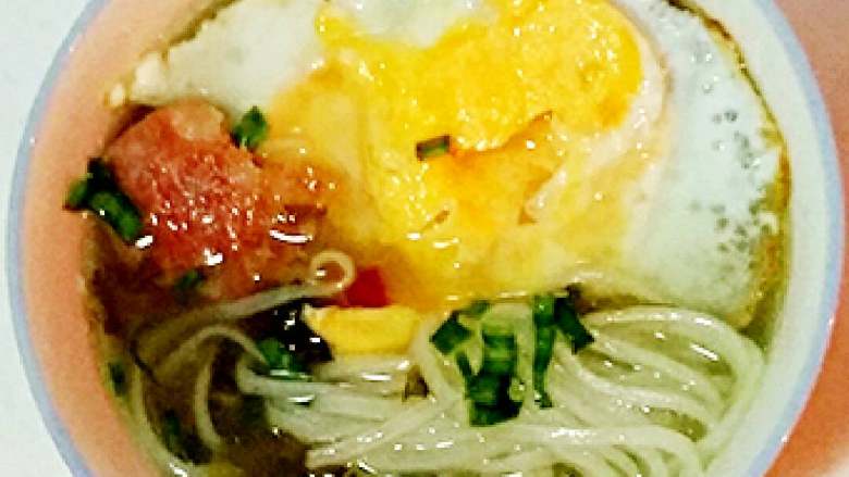 索粉面(家乡美食)+#挑战鸡蛋的100种做法#
,锅中放入适量的水,加入适量的索粉面烧开投入适量的雪菜,盐转中小火烧至索粉面软硬度适中,关火盛出加入事先烫好的<a style='color:red;display:inline-block;' href='/shicai/ 9'>鸡蛋</a>,撒上葱花即可食用。
用来烧制早餐是不是很适合呀!