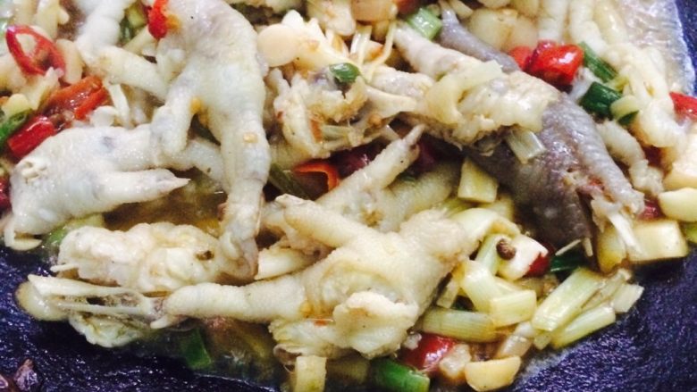 泡椒鸡爪 辣辣辣,翻炒鸡脚染上泡椒🌶️时候 加入适量水 继续翻炒几下 煮一会 水快完时 尝一下水味道 酌量放盐 也可以适量放一点鸡精提味 放不放都没什么 泡椒最浓😄