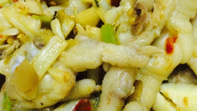 泡椒鸡爪 辣辣辣,最后装盘
泡椒下饭美味可口 鸡脚可当饭后零嘴