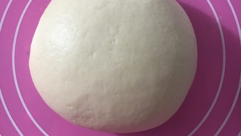 奶香刀切小馒头,在案板上把面团继续揉到光滑为止,看面团的干湿,稍再添加点牛奶