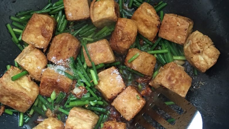 韭苔炒豆腐,加入适量的盐和味精,加少量的水,快速翻炒片刻即可出锅。(咸淡依个人口味调味)。