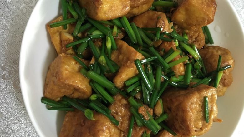 韭苔炒豆腐,趁热吃,豆腐更嫩更好吃哦!
