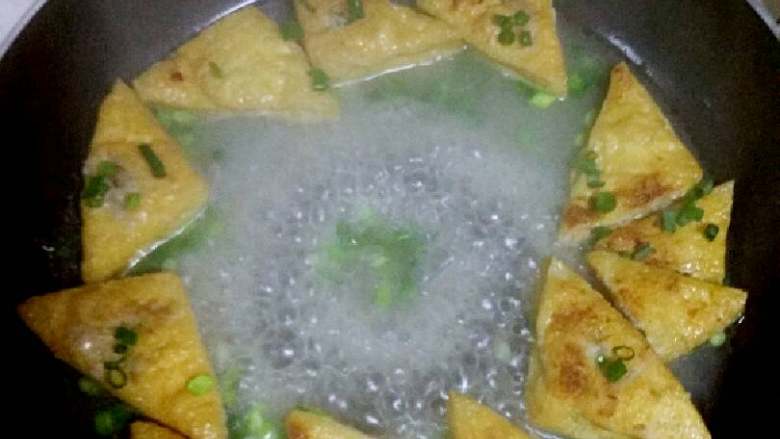 肉酿油豆腐,炖了差不多的时候可以给里面添加一些葱花。开始炖的时候，可以给水里面添加一些盐和浓汤宝之类的，让汤汁浸入豆腐以后呢味道更加鲜美。