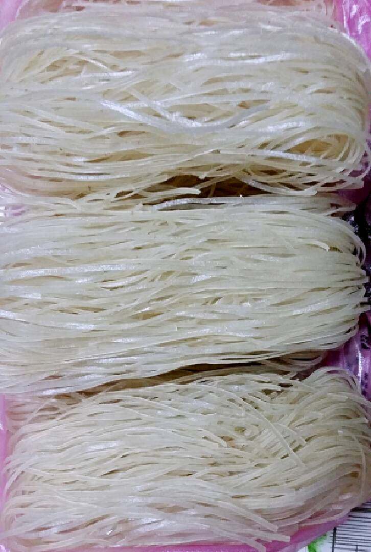 索粉面(家乡美食)+#挑战鸡蛋的100种做法#
,这是幼儿园同事送给我的索粉面。