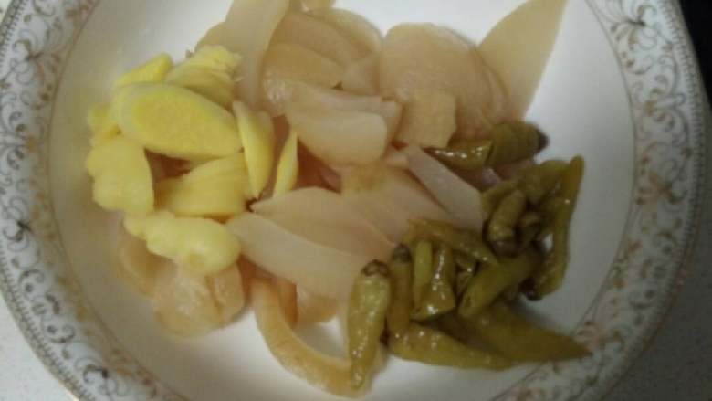 酸萝卜老鸭汤,把配料都切好，鸭子捞出过清水洗净