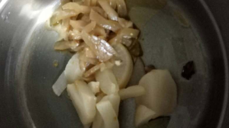 酸萝卜老鸭汤,在炖锅里放入另一部分酸萝卜还有老鸭汤炖料