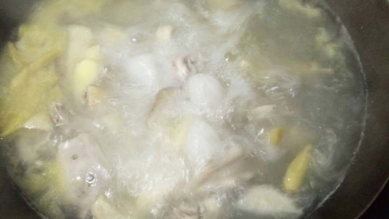 酸萝卜老鸭汤,爆炒好的鸭子防水，烧开倒入炖锅里