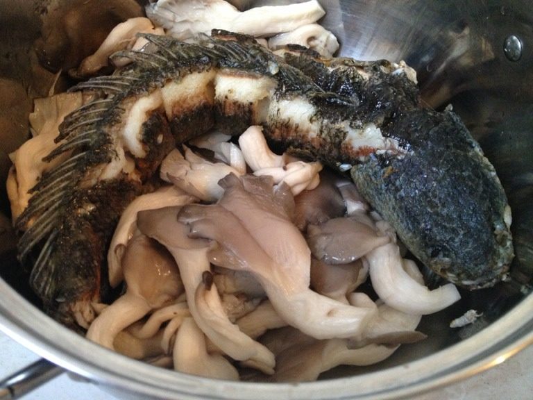 番茄黑鱼浓汤,鱼炸至脆皮,平菇焯水后挤掉水分,跟豆腐一起铺在锅底