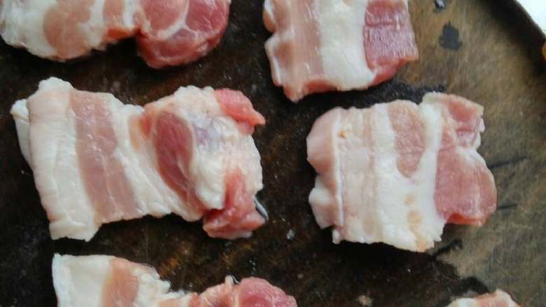 米粉肉
,将五花肉横刀切大片。