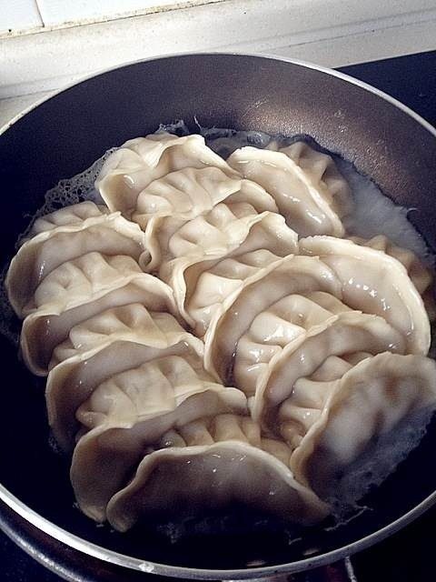 芹菜牛肉锅贴,淀粉加水,饭碗半碗的样子,倒入平低锅,盖锅盖,转中火;