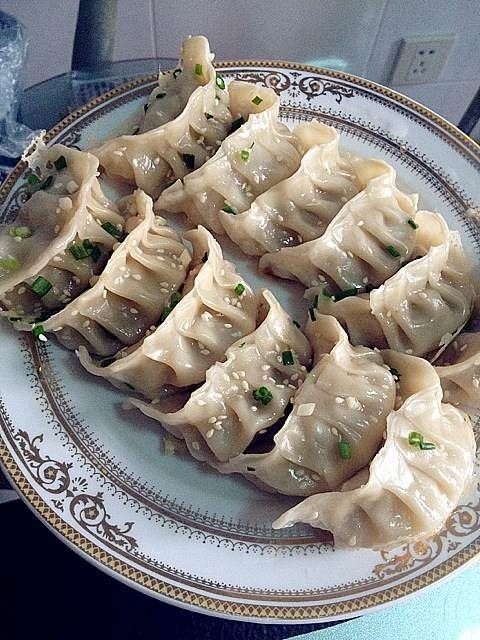 芹菜牛肉锅贴,水分完全收干洒葱花,盖锅盖数十五秒起锅。