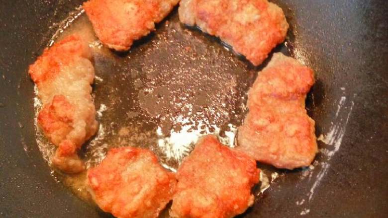 米粉肉
,不盖锅盖每边再翻煎一次,这时肉片会向外出点油,体积也会缩小些,全熟后出锅装盘。待凉了后开吃,外壳酥脆,香味十足。第二种吃法是再蒸两分钟,让外壳有点回软,口感更好。第三种吃法是:在每边各煎一次后,再蒸6分钟,也蛮好吃的。