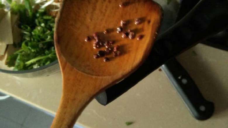 麻辣米线 超级简单,放入花椒炸出香味，扔掉