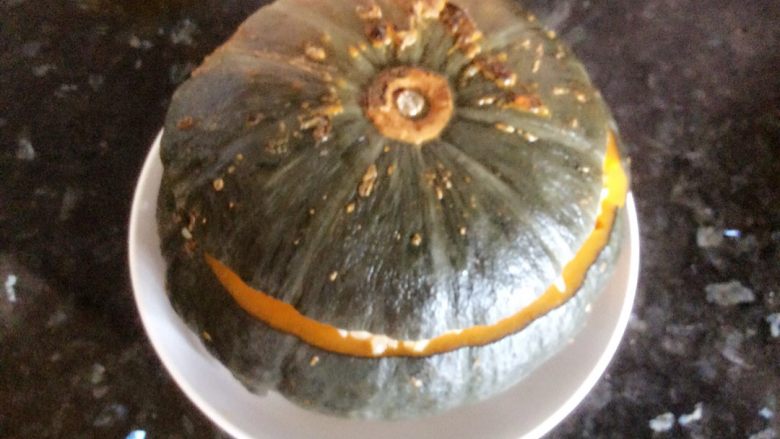 南瓜八宝饭,隔水蒸30分钟至南瓜熟。