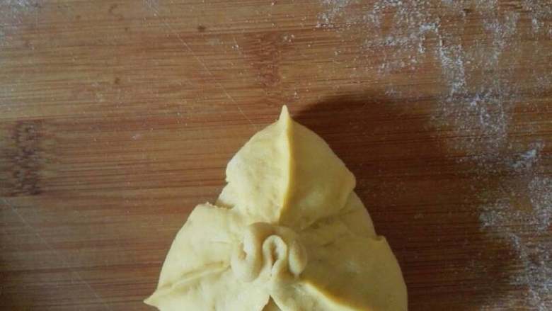 糖粽子,然后把三个开口挨个捏合,生胚完成。