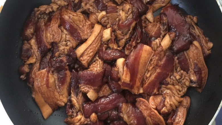 【猴子家】粉蒸肉(渣肉),将酱油倒入锅里,拌一拌,给它按摩按摩,让每块肉都能吸足酱油。我腌制一个半小时,腌制时间越久越入味。因为这个菜不放盐,全靠酱油。
我用的就是<a style='color:red;display:inline-block;' href='/shicai/ 134989'>厨邦酱油</a>,觉得颜色有点浅,我又加了点厨邦老抽,大家家里有什么酱油,比较鲜美的,只要味道好都可以用它。只要拌完肉之后,锅内几乎不剩什么酱油,肉的颜色很均匀,就说明酱油加够了。大家可以少量多次,酱油要加够哦~