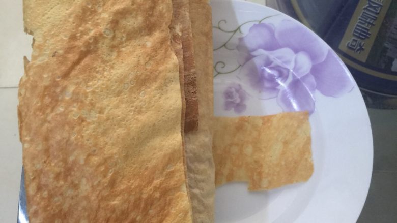 【猴子家】粉蒸肉(渣肉),这是豆腐锅巴。把它铺在盘子地下,把肉放在上面,等到肉蒸熟,肉汁浸透锅巴、会非常的好吃。如果大家在的地方没有这个卖,那可以放豆油皮啊,白菜叶呀、芋头片呀~都可以的。五花肉蒸熟的肉油肉汁很香的~不利用起来好可惜