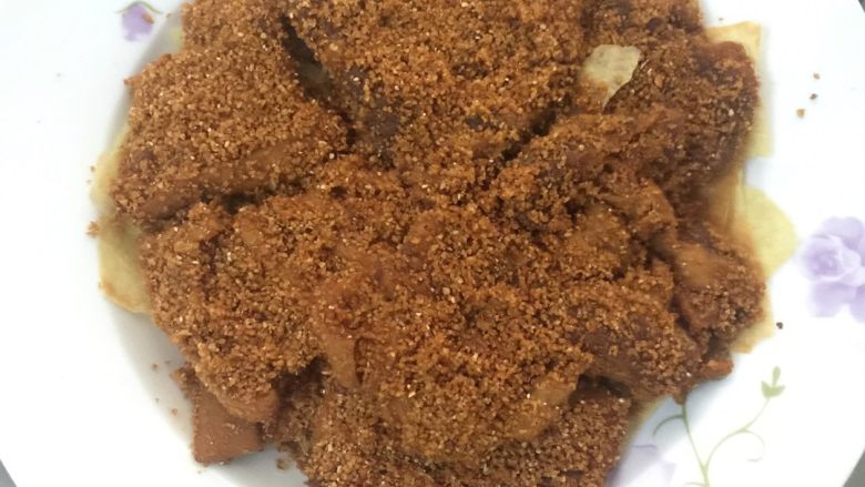 【猴子家】粉蒸肉(渣肉),我把它们简单的装盘了。因为我家没有蒸锅跟蒸笼,只能用盘子。如果你们家有的话,那味道会更好的。在我们老家有一个早点叫渣肉饭。小蒸笼里面放入糯米,上面铺着粉蒸肉,蒸熟之后特别好吃~大家可以试一下哦。