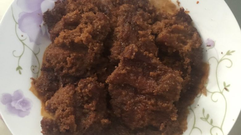 【猴子家】粉蒸肉(渣肉),蒸了一个小时,肉油肉汁都蒸出来了~我喜欢蒸久一点、越软越喜欢~猪皮也会很糯!蒸肉的时候可以把火盖上的水汽不时撒到肉上,这样肉表面的粉就不会变干,软软湿湿的很好吃。
