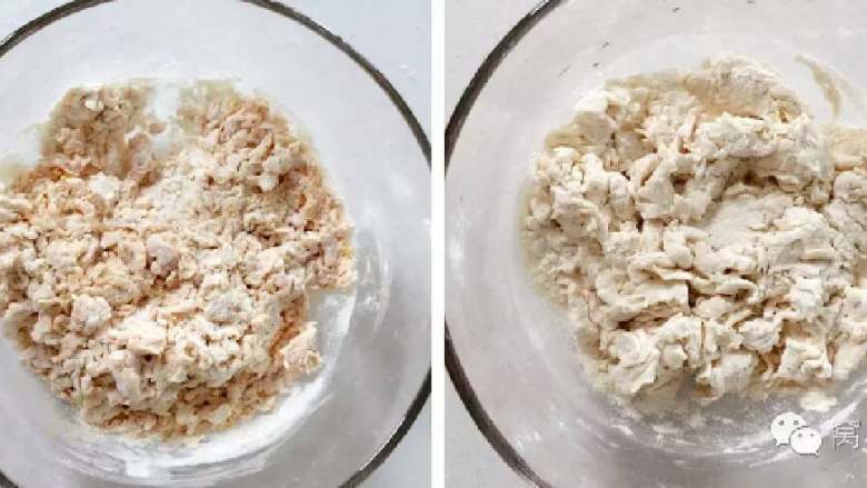 三色开花馒头,将南瓜面团和白面团按照配方的量,用同样的方法搅拌成絮状。
》白面团面粉加水直接搅拌即可。