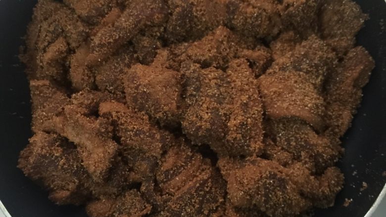 【猴子家】粉蒸肉(渣肉),这是拌好粉的图片,刚才漏掉了~又不知道怎么把这一步调整到上面~
渣肉粉跟肉一起拌,有时候肉卷起来了里面就占不到粉,所以一开始大拌完之后,可以再多倒几次,每次少一点,把肉铺平在粉里多沾沾,用手压实,把粉压在肉上。最后装袋子的时候也可以把肉一片片多沾一些多余的粉再装袋。这样不浪费~