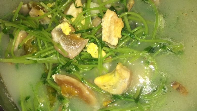 上汤豆苗,加少许鸡粉,提味,