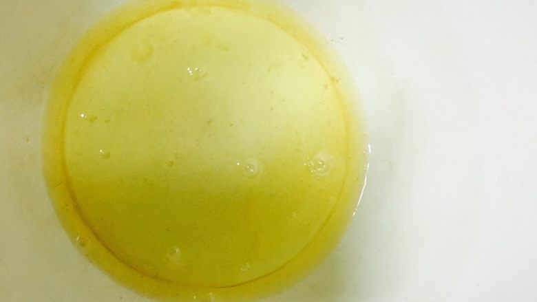 乳酪蛋糕,蛋清分三次加入白糖用电动打蛋器搅拌