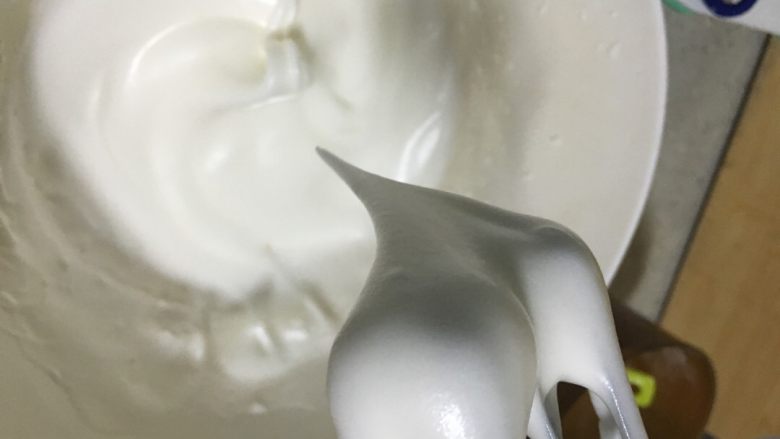 乳酪蛋糕,不要打太发,这样成弯钩状就可以了