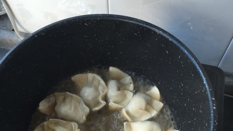 鸡蛋煎饺,收干后再加一次水,加盖